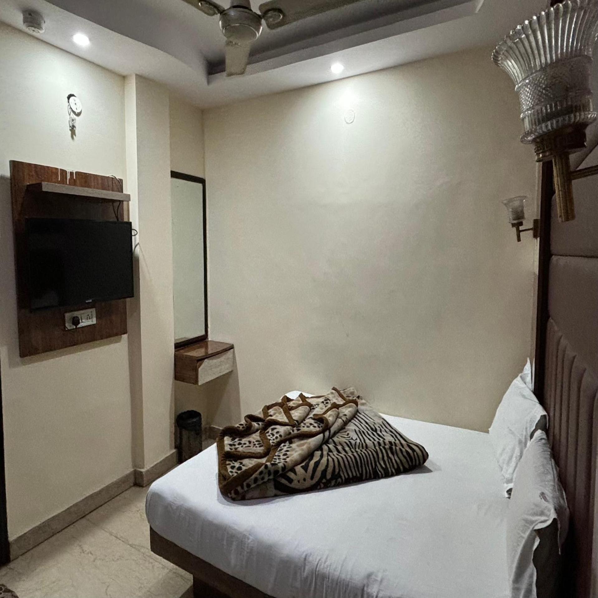 Hotel Pk International Near By New Delhi Station I Couple Friendly 객실 사진