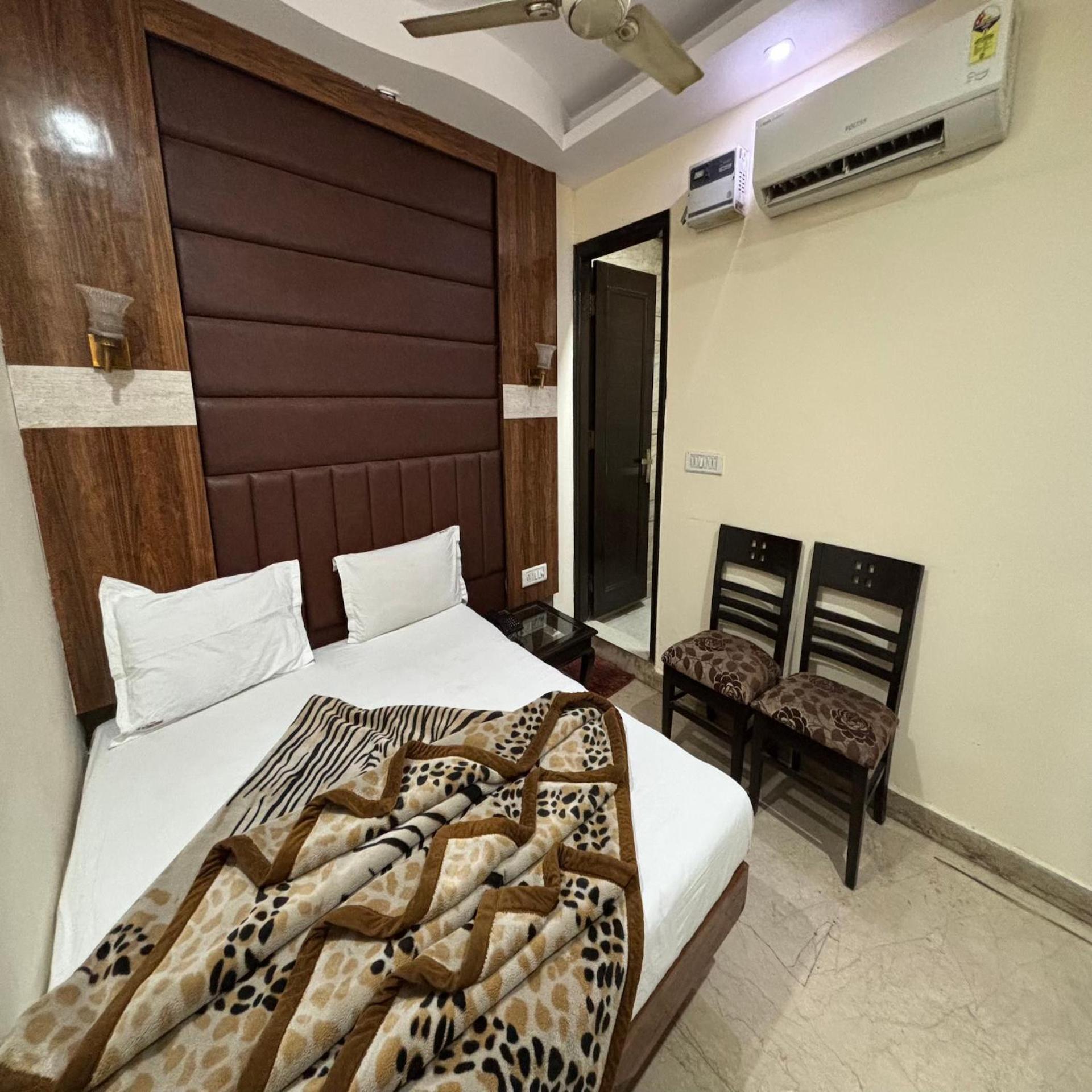 Hotel Pk International Near By New Delhi Station I Couple Friendly 객실 사진