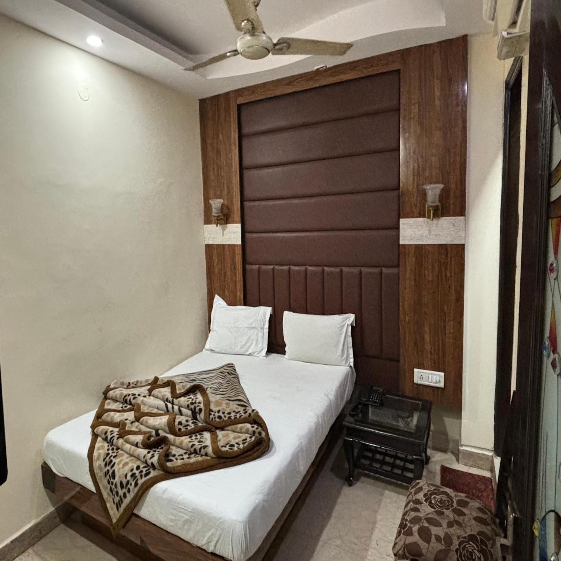 Hotel Pk International Near By New Delhi Station I Couple Friendly 객실 사진