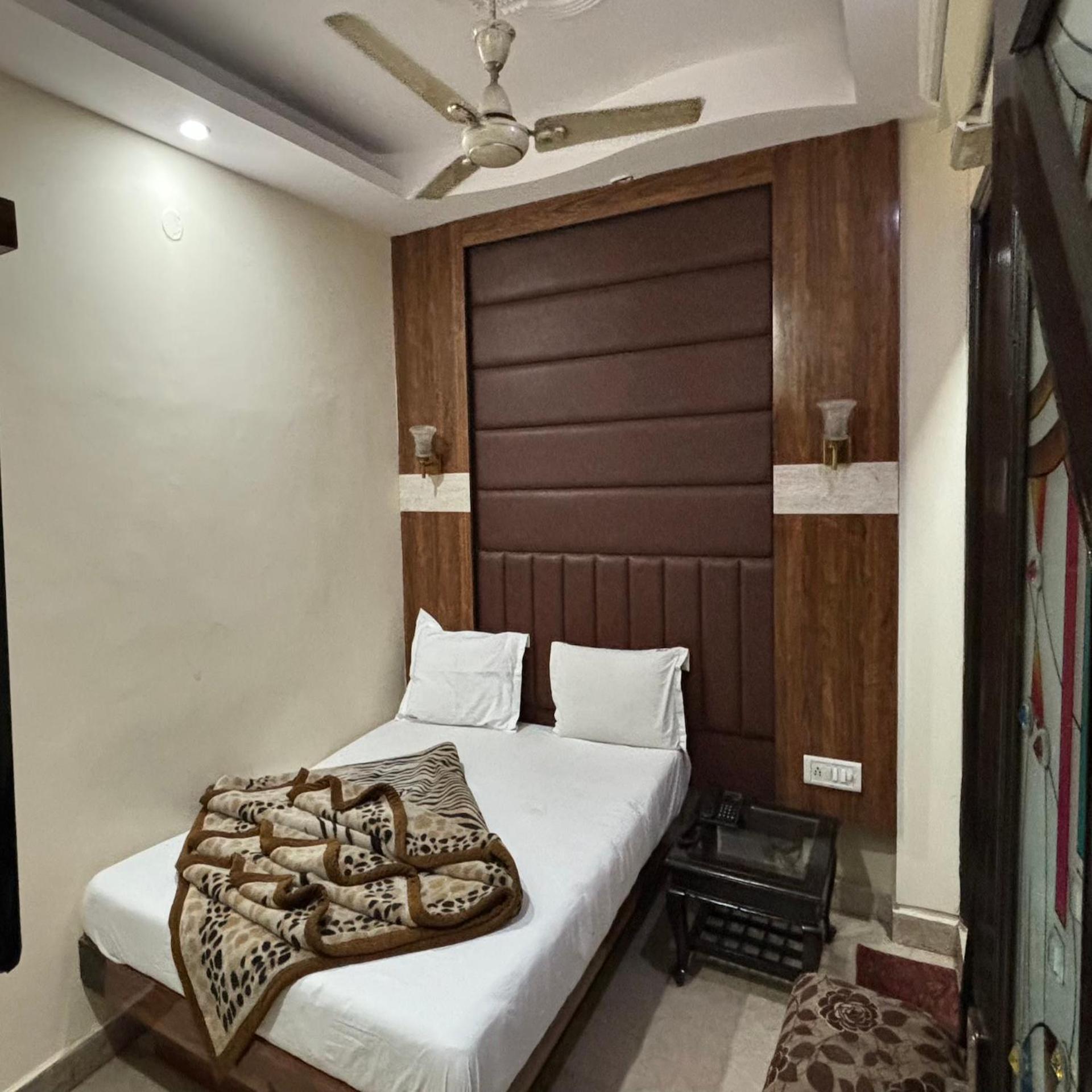 Hotel Pk International Near By New Delhi Station I Couple Friendly 객실 사진